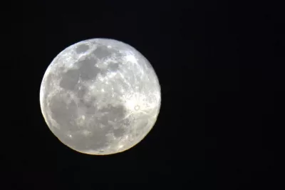 Superlua ilumina o céu nesta quinta-feira (17)
