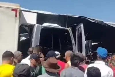 Caminhão desgovernado atinge barracas em feira livre na Bahia