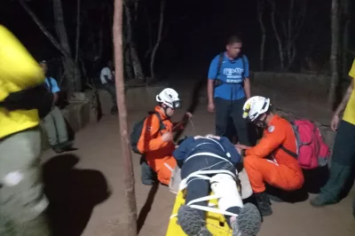 Mulher é resgatada por bombeiros após escorregar e sofrer trauma em trilha