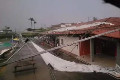 Temporal derruba árvores, deixa casas destelhadas e Itapetinga sem energia elétrica