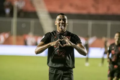 Vitória deslancha no final e vence o ABC no Barradão