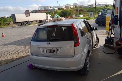Motorista foge de blitz, invade posto de gasolina e bate carro em bomba de combustível na BR-101