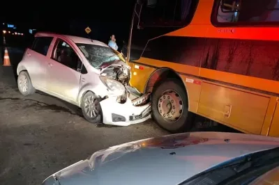 Carro bate em ônibus do transporte escolar e mata motorista