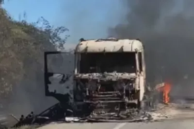 Caminhão pega fogo e motorista e esposa grávida conseguem sair ilesos
