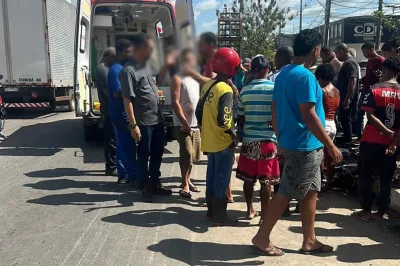Motociclista morre e garupa fica ferido após veículo derrapar e colidir com caminhão na Bahia