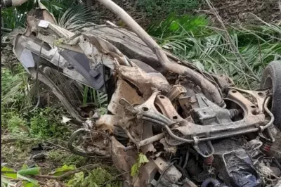 Homem morre e outro fica ferido após carro bater em árvore