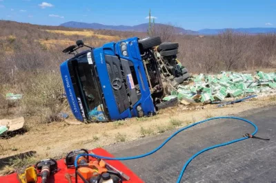 Motorista morre após caminhão com carregamento de alho tombar na BA-026