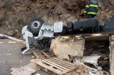 Motorista de caminhão morre em acidente e parte de carga é saqueada na Bahia