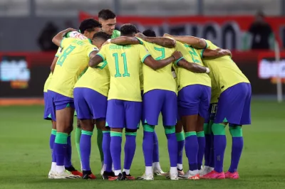 Brasil marca no fim, vence o Peru e lidera as Eliminatórias