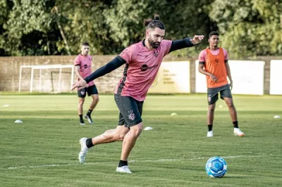 Vitória enfrenta o CRB neste domingo (10) para se distanciar na liderança