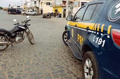 Mulher vai para delegacia após PRF identificar adulterações em moto
