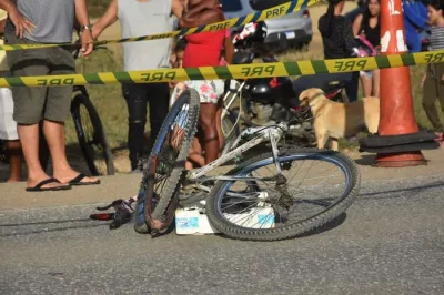 Acidente entre moto e bicicleta deixa duas pessoas mortas na Bahia