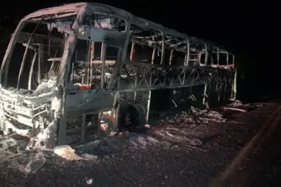 Ônibus do Exército pega fogo no interior da Bahia e carga é destruída