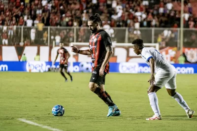 Com dois de Gamalho, Vitória bate o Avaí e segue na liderança da Série B