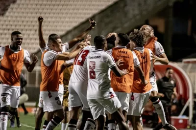 Vitória volta a vencer fora de casa e segue isolado na liderança da Série B