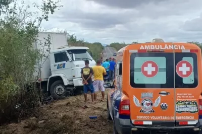 Dois irmãos morrem após serem atingidos por caminhão em trecho da BR-324