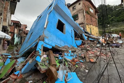 Prédio irregular desaba em Salvador sem deixar vítimas