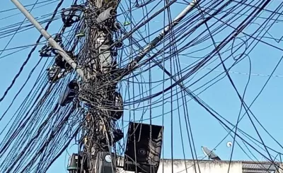 Excesso de fios em postes pode causar acidentes e preocupa população de Alagoinhas
