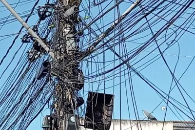 Excesso de fios em postes pode causar acidentes e preocupa população de Alagoinhas