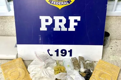 PRF apreende quase 5 kg de drogas na lixeira do banheiro de um ônibus