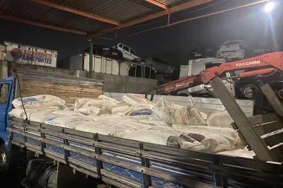 Três homens são flagrados descarregando carga furtada em Jequié