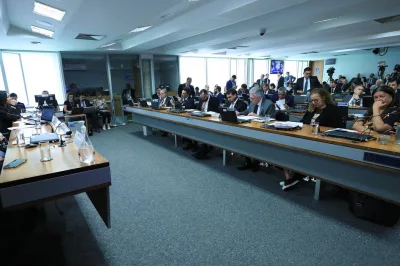 Com decisão de Mendonça, ex-assessor de Bolsonaro falta à CPMI