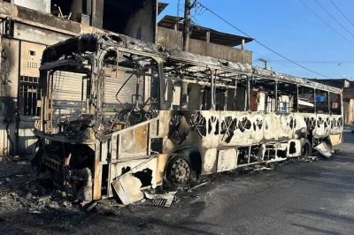 Grupo armado intercepta ônibus e ateia fogo no coletivo, no Subúrbuio de Salvador