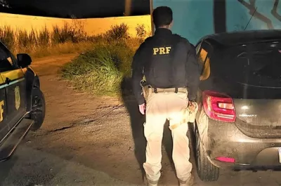 PRF apreende armas de fogo, maconha e recupera veículo tomado de assalto na BR 324 em Simões Filho