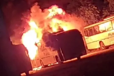 Homem é preso em flagrante após incendiar três ônibus e um carro em Entre Rios