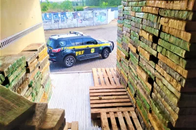 PRF apreende mais de 2 toneladas de maconha em fundo falso de caminhão frigorífico na Bahia