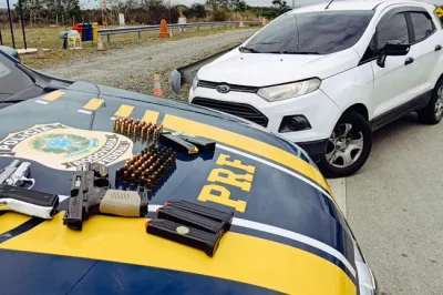 PRF apreende pistolas, carregadores e munições escondidos dentro de carro roubado