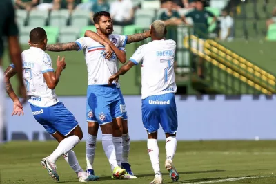 Everaldo marca três e Bahia vence o Goiás em jogo de 10 gols
