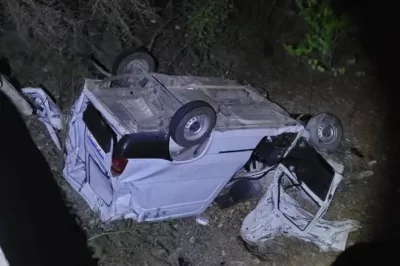 Carro cai de ponte após colidir com caminhão na BR-116