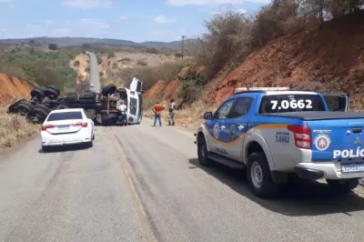 Caminhão tomba na BA-250, no sudoeste baiano
