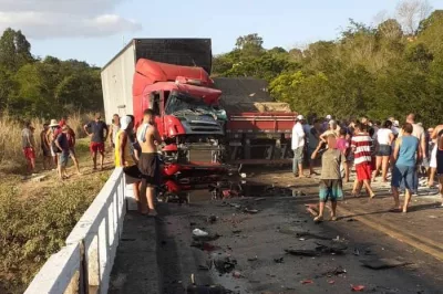 Duas pessoas ficam feridas após acidente entre carretas e carro em ponte na Bahia