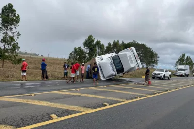Caminhão de empresa atacadista tomba em trecho da BR-116 de Jaguaquara
