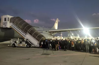 Primeiro avião de resgate parte de Tel Aviv trazendo 211 brasileiros