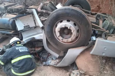 Motorista fica preso às ferragens após acidente com caminhão perto de Caetité