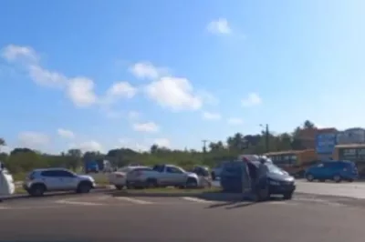 Alagoinhas: Colisão entre van e carro de passeio foi registrada na manhã desta terça na BR-101