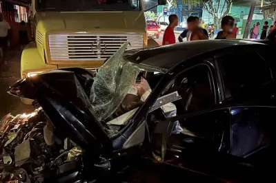 Motorista fica ferido após batida entre carro e caminhão no interior baiano
