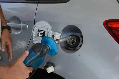 Preço da gasolina diminui e do diesel aumenta para distribuidoras
