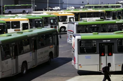 Volume de serviços cai 0,9% em agosto