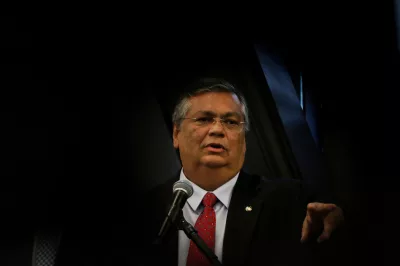 Dino aponta falta de segurança para faltar à audiência na Câmara