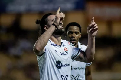Vitória vence o Novorizontino por 2 a 1, sobe para a elite e coloca a mão na taça da Série B