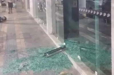 Vídeo: Homem explode portas de barbearia no centro de Alagoinhas