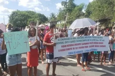 Moradores de Amélia Rodrigues protestam por construção de retorno na BR-324