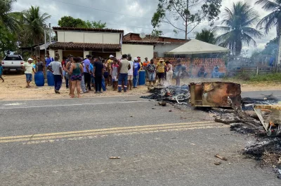 Alagoinhas: Moradores do Ponto do Beiju fazem protesto contra falta de água e bloqueiam trecho da BR-110