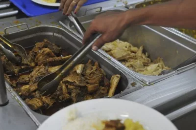 Trabalhadores gastam em média R$ 46,60 para almoçar fora de casa no Brasil