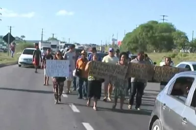 Protesto de moradores interdita trânsito na Via Parafuso, em Camaçari