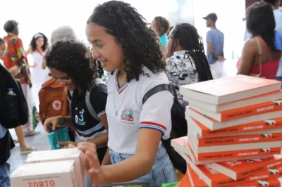 Estudantes da rede estadual de ensino participam de encontros literários em três municípios baianos